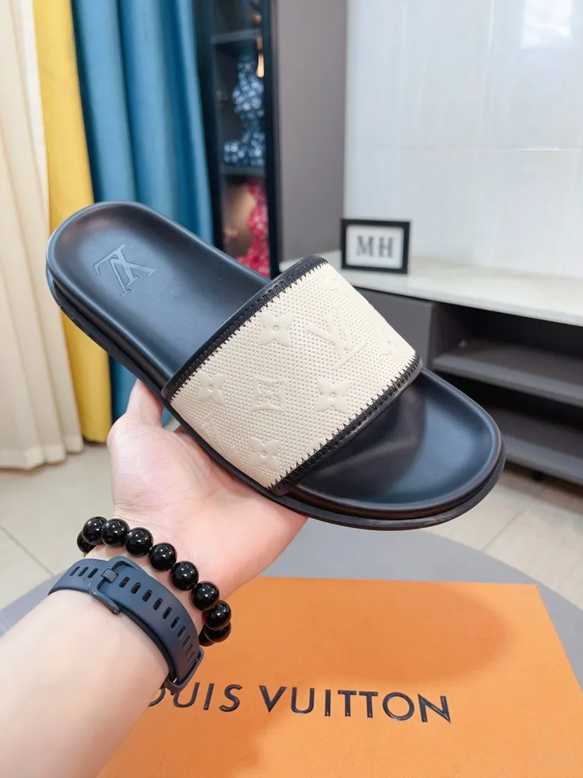 Ex-factory price 320🌹🌹 (lv-Louis Vuitton) new men's sandals, high-end boutique, exquisite embossed logo decoration on the upper, fine workmanship, super soft soles, casual, loose and comfortable, a must-have in summer! \nsize：38-44